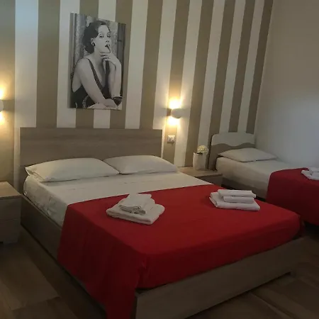 Hollywood - Parcheggio Privato ポルト・チェザーレオ