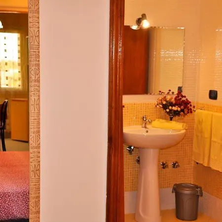 Hollywood - Parcheggio Privato ベッド・アンド・ブレックファスト ポルト・チェザーレオ