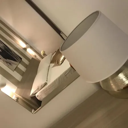 Hollywood - Parcheggio Privato ポルト・チェザーレオ