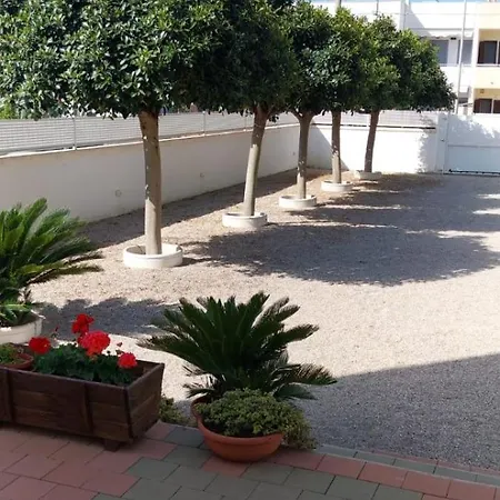Hollywood - Parcheggio Privato