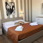 Hollywood - Parcheggio Privato * 切萨雷奥港