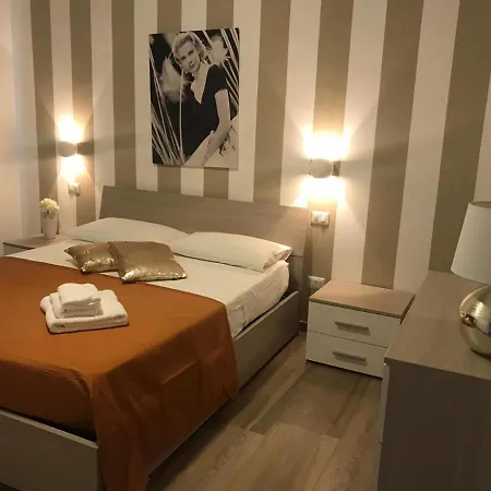 Hollywood - Parcheggio Privato *