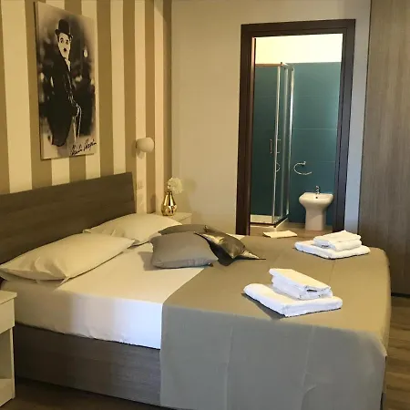 Hollywood - Parcheggio Privato *