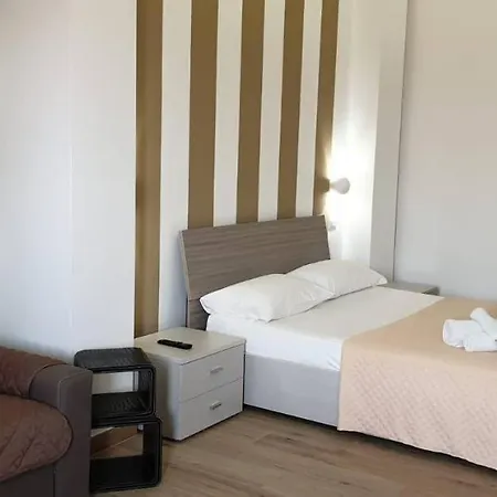 Hollywood - Parcheggio Privato