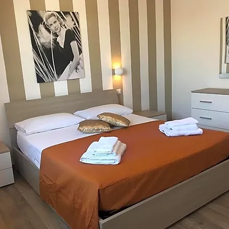 Hollywood - Parcheggio Privato