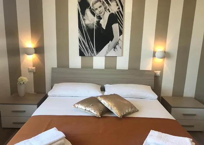 Hollywood - Parcheggio Privato 住宿加早餐酒店